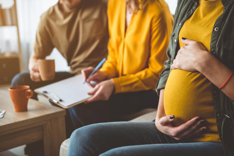 Гарантии для участников суррогатного материнства сможет предоставить нотариальная форма договора